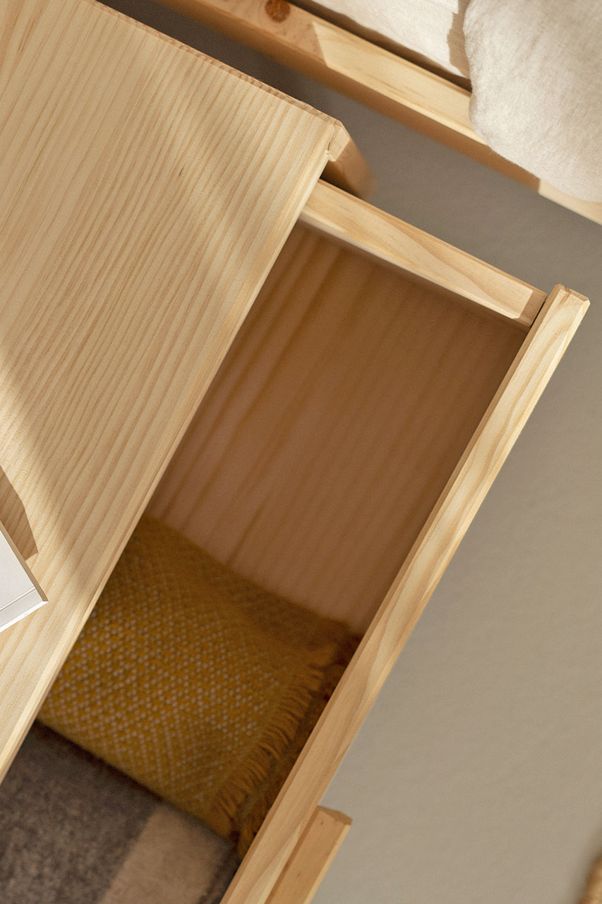 Imagen de ambiente 3 para:Mesilla de noche de madera natural